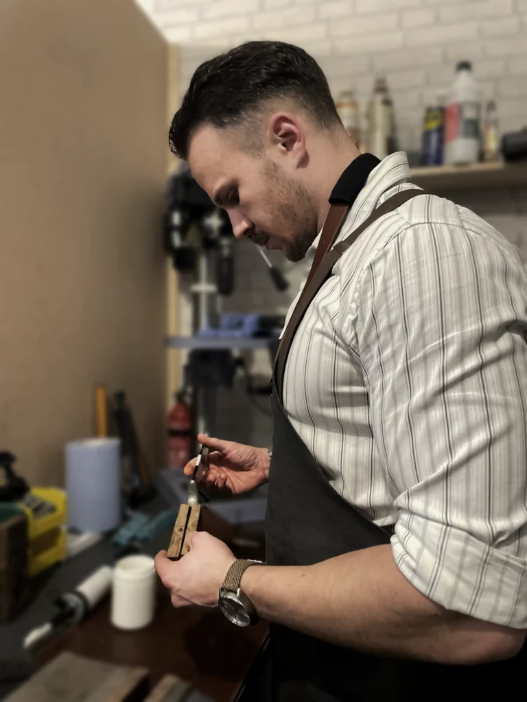 Oscar, créateur de la boutique La Coutel'Rie à Auray