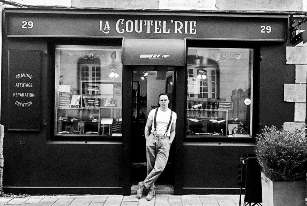 Oscar devant La Coutel'Rie à Auray