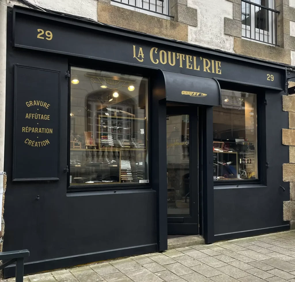 Façade de la Coutel'Rie à Auray, boutique de couteaux