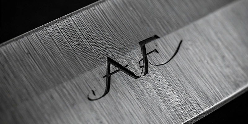 Personnalisation avec initiales gravées au laser sur une lame de couteau