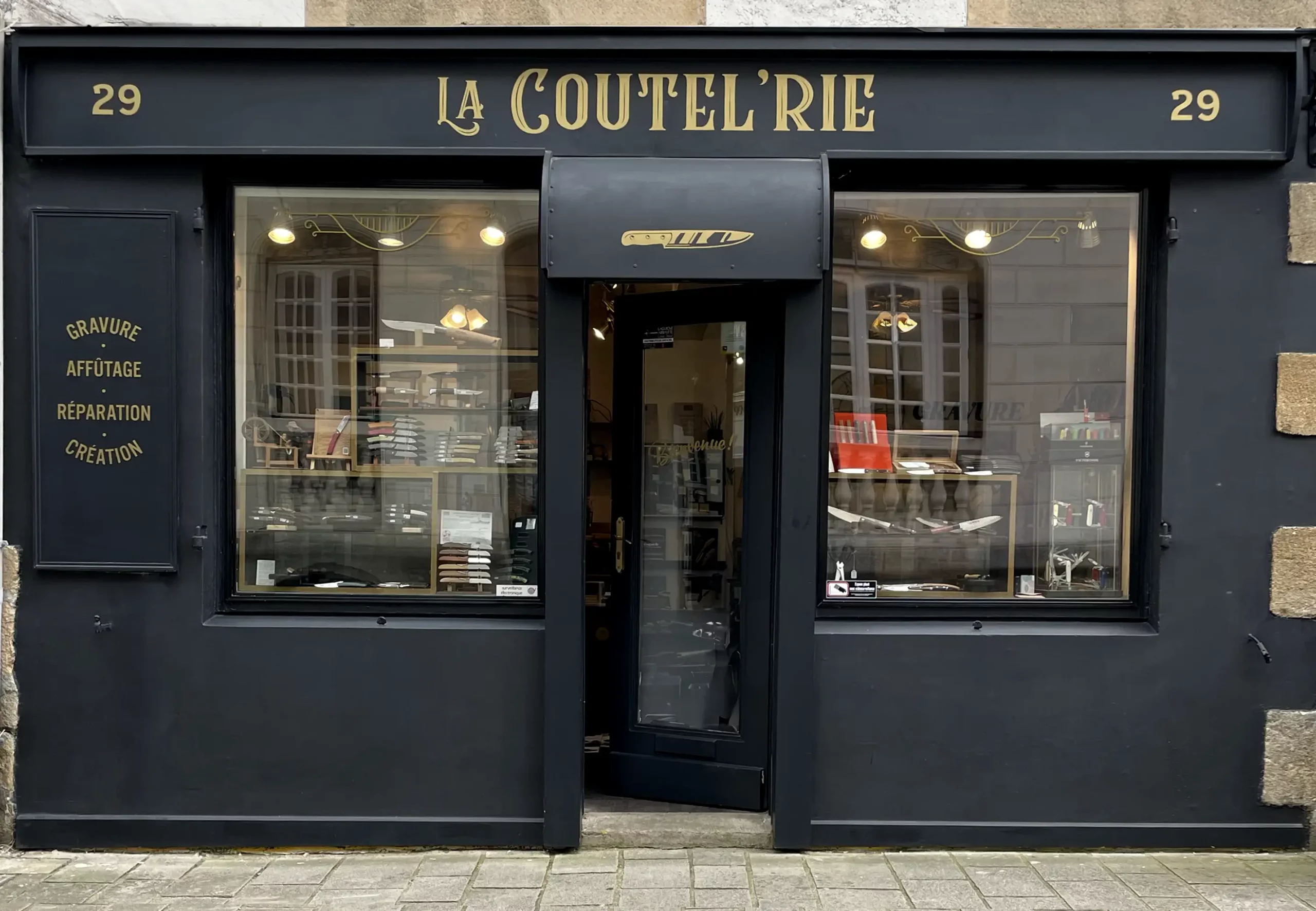Façade de la boutique La Coutel'Rie, à Auray